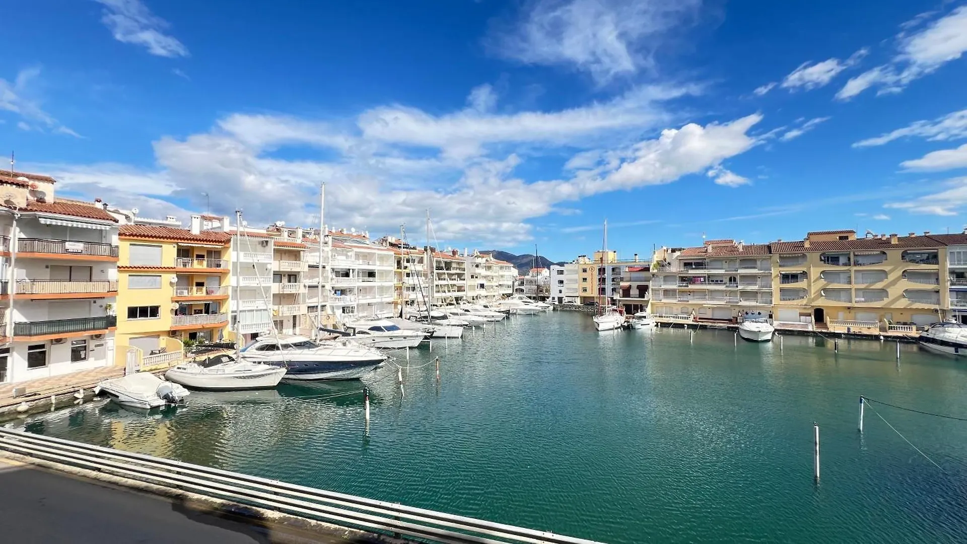 Apartamento B Frente Al Canal Con Terraza エンプリアブラバ アパート