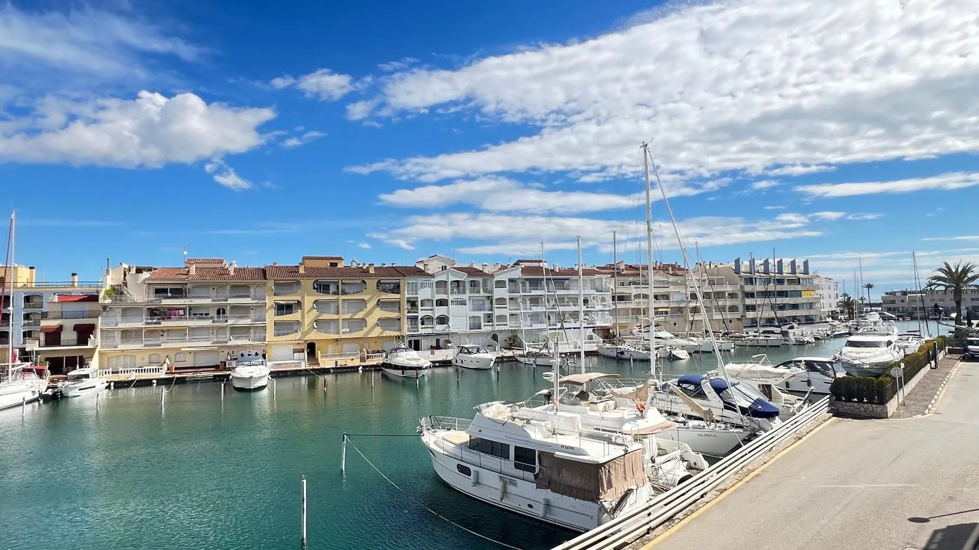 Apartamento B Frente Al Canal Con Terraza エンプリアブラバ