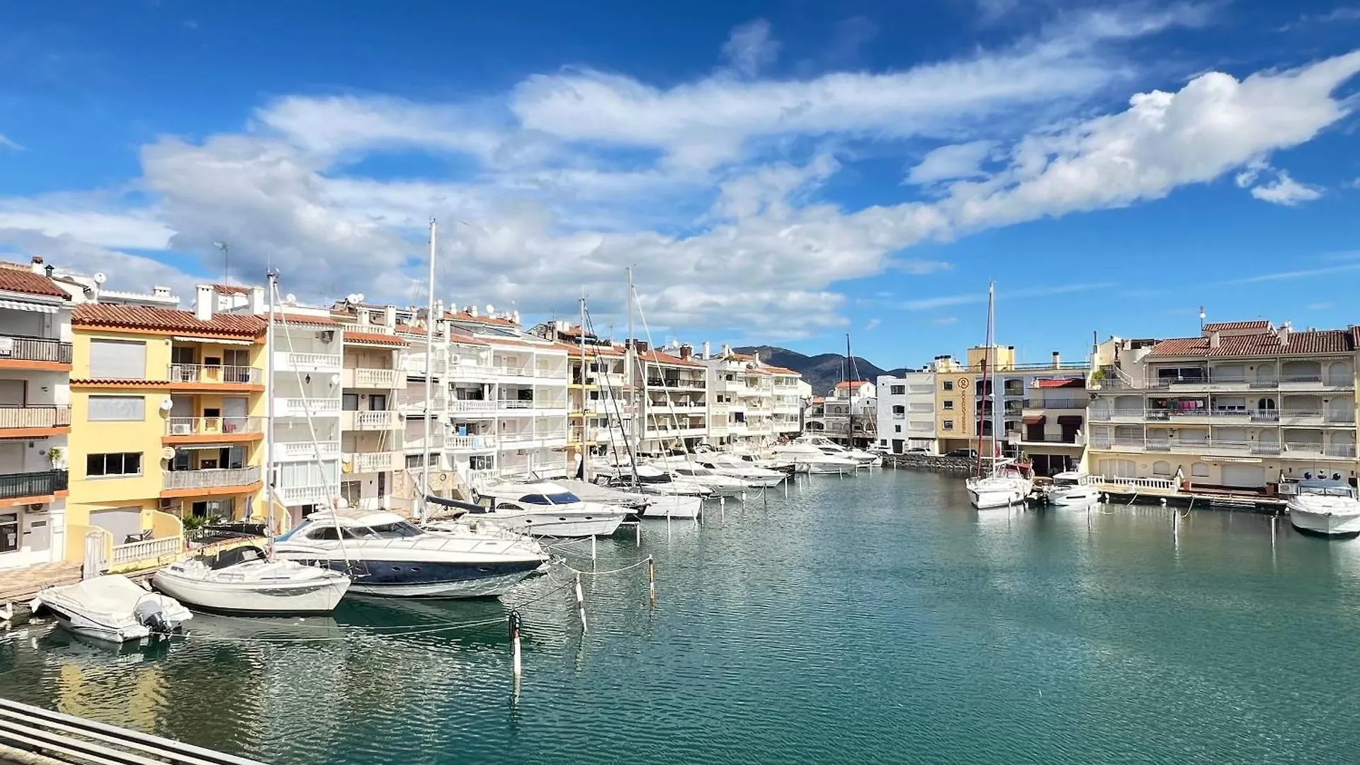 Apartamento B Frente Al Canal Con Terraza エンプリアブラバ