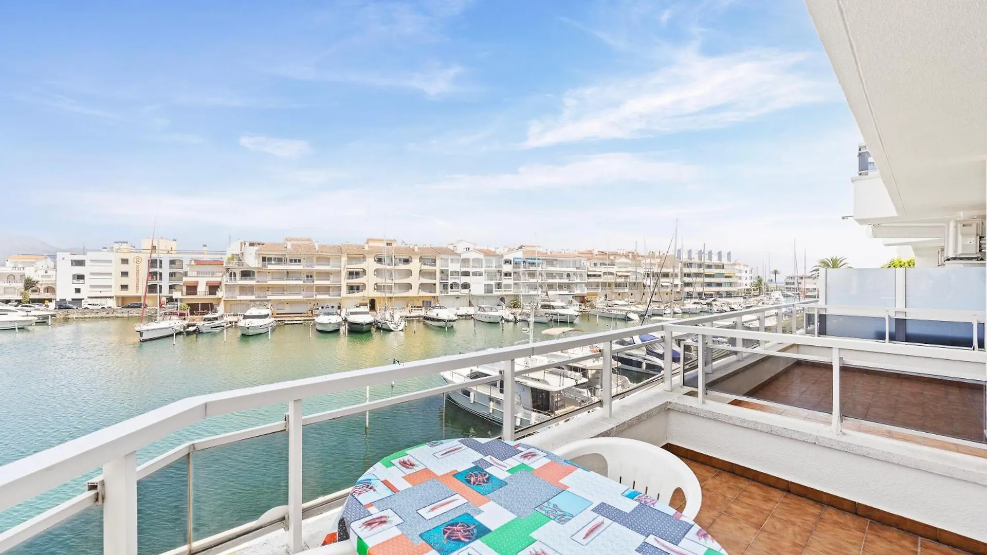 アパート Apartamento B Frente Al Canal Con Terraza エンプリアブラバ